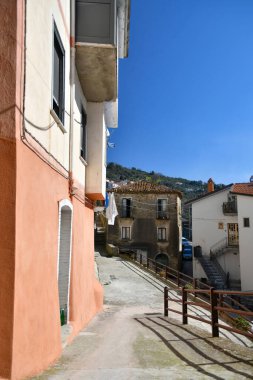 İtalya 'nın Salerno eyaletindeki Altavilla Silentina kasabasının eski taş evleri arasında dar bir sokak..