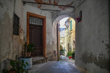 İtalya 'nın Salerno eyaletindeki Altavilla Silentina kasabasının eski taş evleri arasında dar bir sokak..