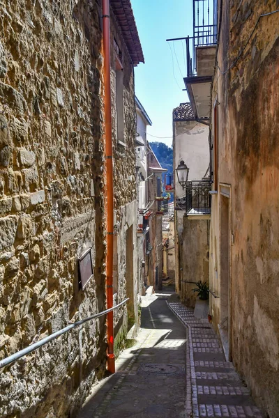 İtalya 'nın Salerno eyaletindeki Altavilla Silentina kasabasının eski taş evleri arasında dar bir sokak..