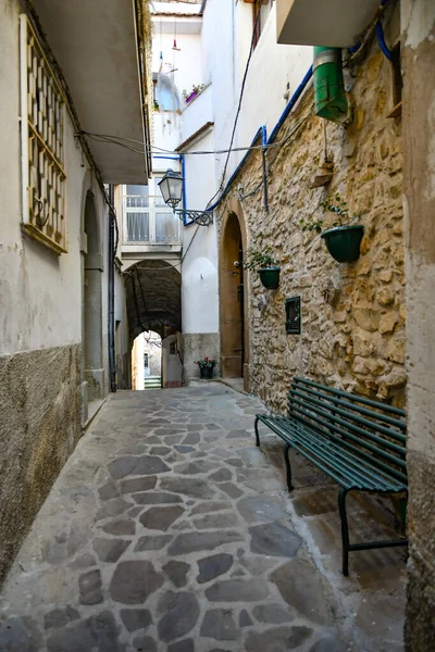 意大利Salerno省Altavilla Silentina镇古老石屋中间一条狭窄的街道 — 图库照片