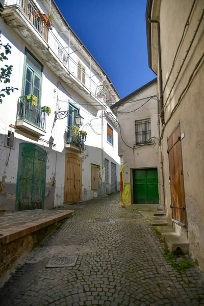 Ένας Στενός Δρόμος Ανάμεσα Στα Παλιά Πέτρινα Σπίτια Της Altavilla — Φωτογραφία Αρχείου