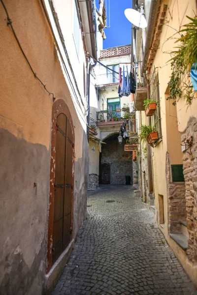イタリアのサレルノ県の町アルタヴィラSilentinaの古い石造りの家の間の狭い通り — ストック写真