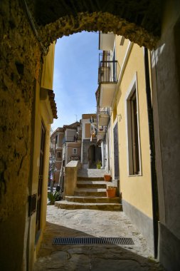 İtalya 'nın Salerno eyaletindeki orta çağ kasabası Castellabate' deki eski taş evler arasında dar bir sokak..