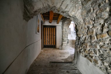İtalya 'nın Salerno eyaletindeki orta çağ kasabası Castellabate' deki eski taş evler arasında dar bir sokak..
