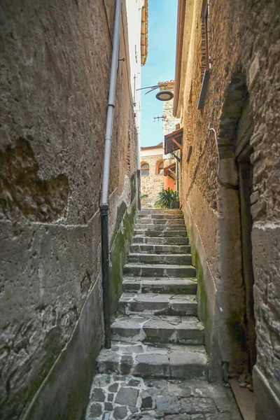 Wąska Uliczka Wśród Starych Kamiennych Domów Castellabate Średniowieczne Miasto Prowincji — Zdjęcie stockowe