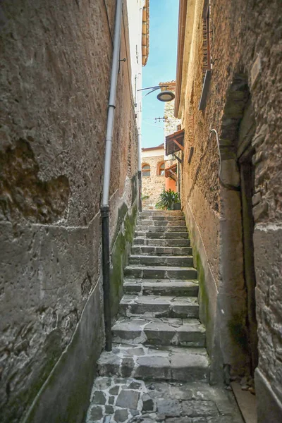 Una Calle Estrecha Entre Las Antiguas Casas Piedra Castellabate Ciudad —  Fotos de Stock