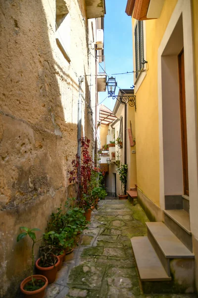 イタリア サレルノ県の中世の町 カステラバテの古い石造りの家の間の狭い通り — ストック写真