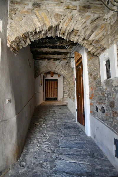 Une Rue Étroite Parmi Les Vieilles Maisons Pierre Castellabate Ville — Photo