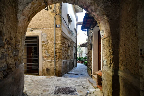 意大利萨莱尔诺省一个中世纪城镇Castellabate旧石屋中间的一条狭窄街道 — 图库照片