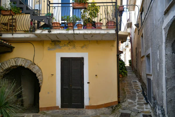 Úzká Ulice Mezi Starými Kamennými Domy Castellabate Středověké Město Provincii — Stock fotografie