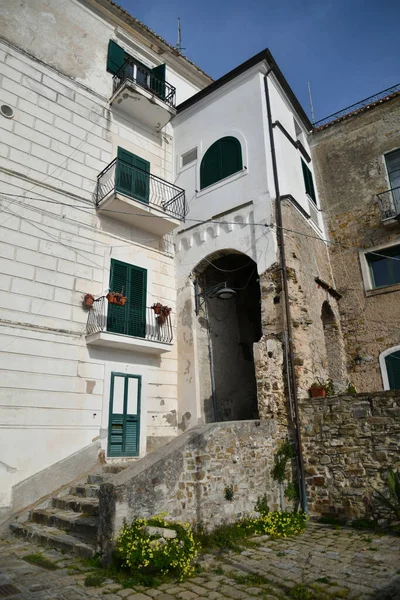 Wąska Uliczka Wśród Starych Kamiennych Domów Castellabate Miasto Prowincji Salerno — Zdjęcie stockowe