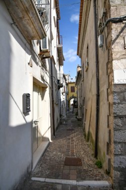 Faicchio 'da dar bir sokak, İtalya' nın Benevento eyaletinde küçük bir köy..