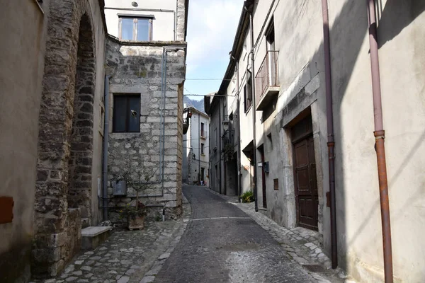イタリアのベネヴェント州の小さな村 ファイッチョの狭い通り — ストック写真
