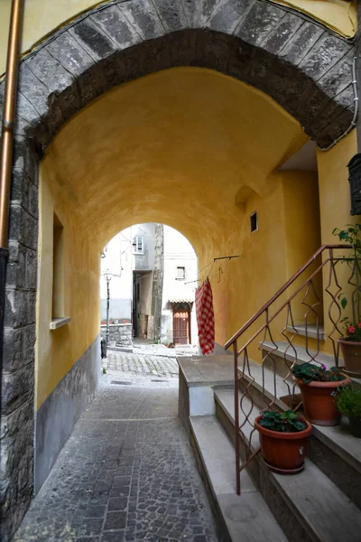 イタリアのベネヴェント州の小さな村 ファイッチョの狭い通り — ストック写真