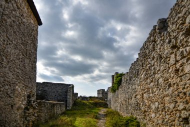 Caserta eyaletinin dağlarında yıkılmış bir ortaçağ kalesinin duvarları..