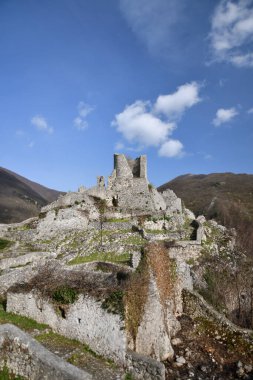 Caserta eyaletinin dağlarında yıkılmış bir ortaçağ kalesinin duvarları..