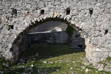 Caserta eyaletinin dağlarında yıkılmış bir ortaçağ kalesinin duvarları..