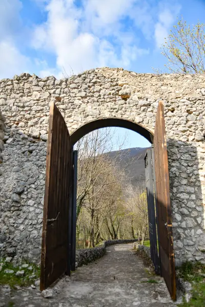 Ingang Van Een Middeleeuws Kasteel Ruïnes Bergen Van Provincie Caserta — Stockfoto