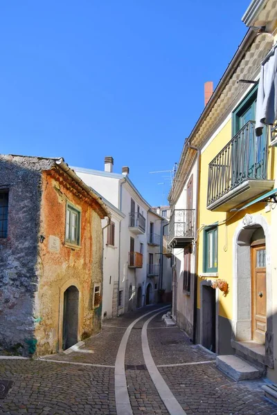 意大利Avellino省的一个小村庄Nusco的一条狭窄的街道 — 图库照片