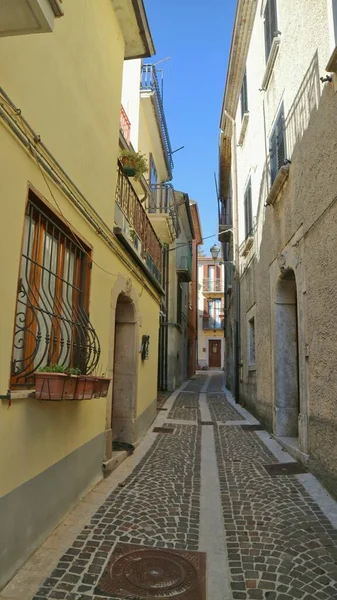 イタリアのアヴェリーノ県の小さな村ヌスコの狭い通り — ストック写真