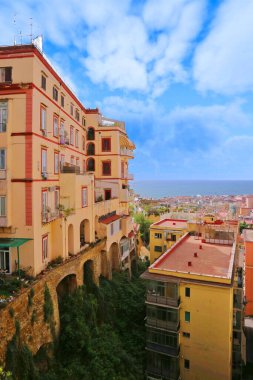 Campania bölgesinin kıyılarında şehrin panoramik manzarası ve liman manzarası.