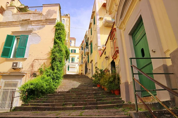 Napoli 'nin tarihi merkezinde antik binalar arasında bir sokak, İtalya' da Akdeniz 'de bir şehir..