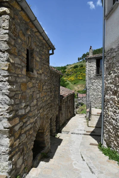 Ένας Στενός Δρόμος Ανάμεσα Στα Παλιά Σπίτια Της Sasso Castalda — Φωτογραφία Αρχείου