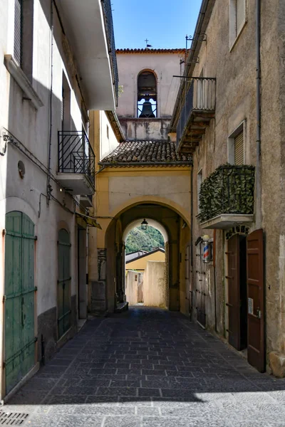 イタリア サレルノ州の山の中の中世の村テッジアーノの古い家の間の狭い通り — ストック写真