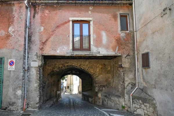 Egy Keskeny Utca Között Régi Házak Teggiano Egy Középkori Falu — Stock Fotó