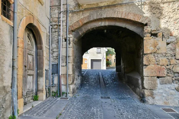 Una Estrecha Calle Entre Las Antiguas Casas Teggiano Pueblo Medieval — Foto de Stock