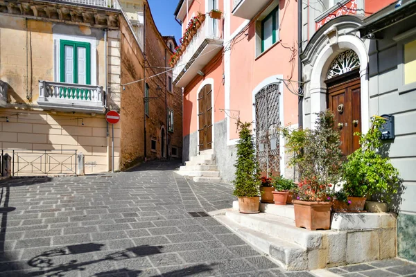 Una Estrecha Calle Entre Las Antiguas Casas Teggiano Pueblo Medieval — Foto de Stock