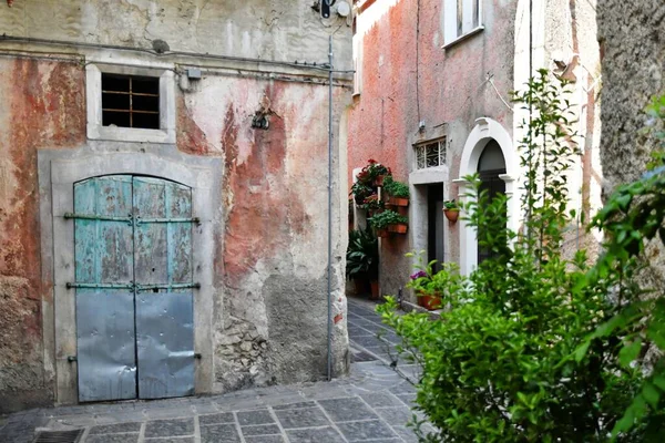 Una Estrecha Calle Entre Las Antiguas Casas Teggiano Pueblo Medieval — Foto de Stock