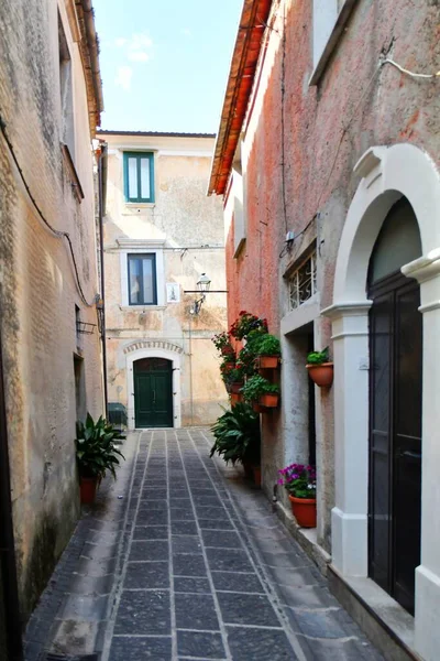 Une Rue Étroite Entre Les Vieilles Maisons Teggiano Village Médiéval — Photo