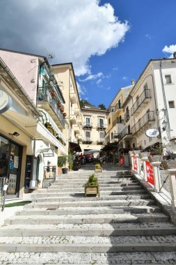 İtalya 'nın Abruzzo bölgesinde bir ortaçağ köyü olan Caramanico Terme' nin eski taş evleri arasında dar bir sokak..
