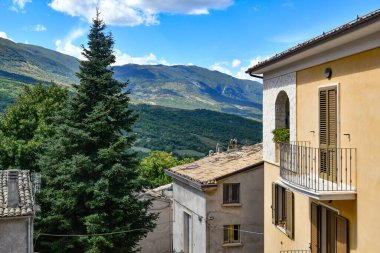 İtalya 'nın Abruzzo bölgesinde bir köy olan Caramanico Terme' nin panoramik manzarası.