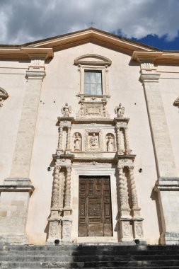 İtalya 'nın Abruzzo bölgesinde bir köy olan Caramanico Terme' deki bir kilisenin cephesi..