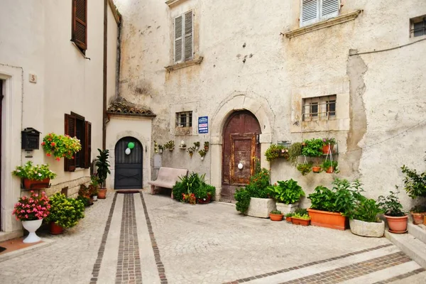 Een Smalle Straat Tussen Oude Stenen Huizen Van Caramanico Terme — Stockfoto