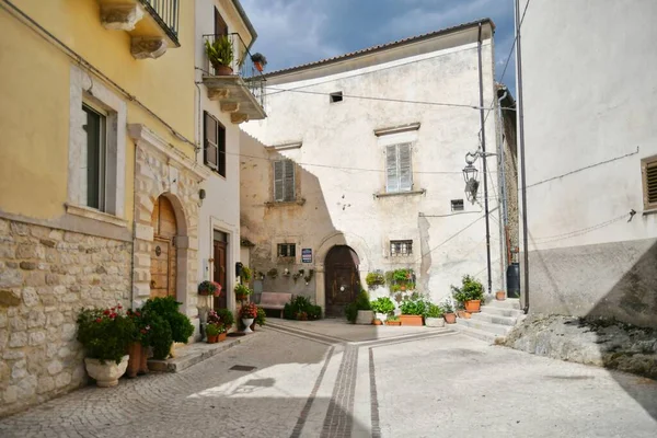 イタリアのアブルッツォ地方の中世の村 カラマニコ テルメの古い石造りの家の間の狭い通り — ストック写真