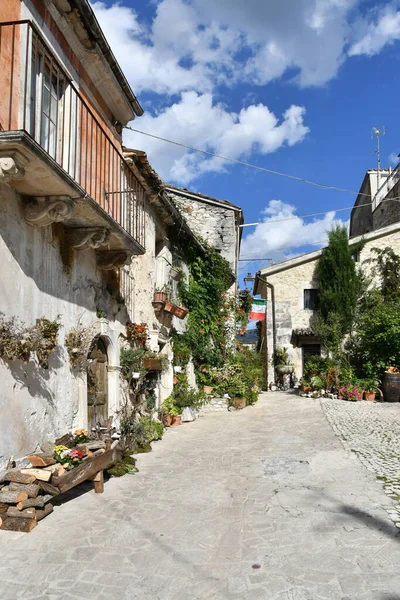 意大利阿布鲁佐地区一个中世纪村庄Caramanico Terme的旧石屋之间的一条狭窄的街道 — 图库照片