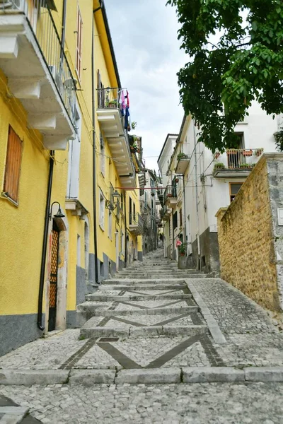 意大利阿布鲁佐地区一个中世纪村庄Caramanico Terme的旧石屋之间的一条狭窄的街道 — 图库照片