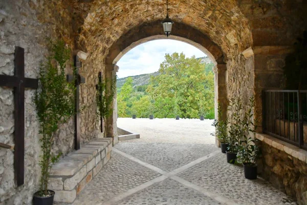 Eine Enge Straße Zwischen Den Alten Steinhäusern Von Caramanico Terme Stockbild