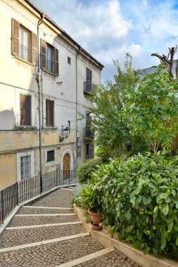 İtalya 'nın Abruzzo bölgesinde bir ortaçağ köyü olan Pratola Peligna' nın eski taş evleri arasında dar bir sokak..