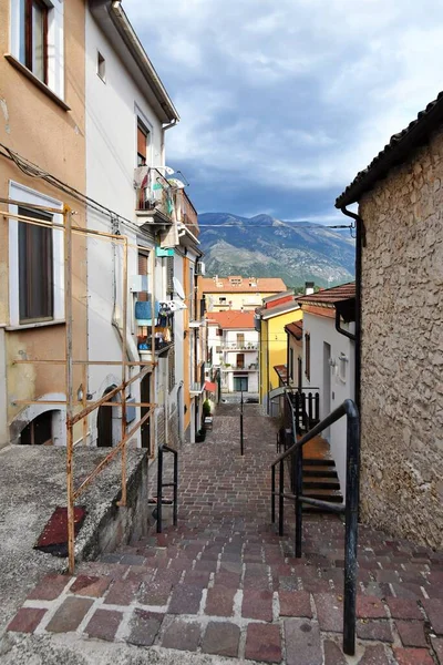 イタリアのアブルッツォ地方の中世の村 プラトラ ペリーナの古い石造りの家の間の狭い通り — ストック写真