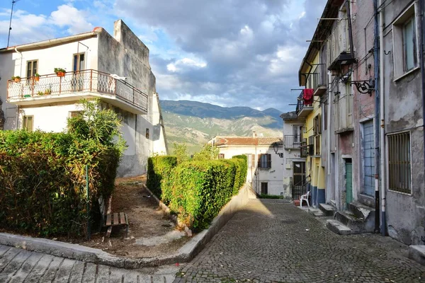 Úzká Ulice Mezi Starými Kamennými Domy Pratola Peligna Středověké Vesnice — Stock fotografie