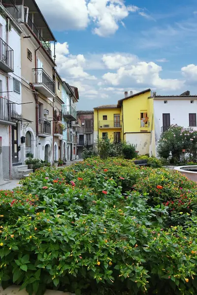 意大利阿布鲁佐地区一个中世纪村庄Pratola Peligna的旧石屋之间的一个小广场 — 图库照片