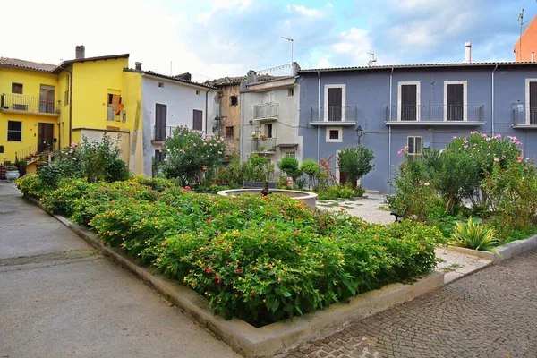 Ein Kleiner Platz Zwischen Den Alten Steinhäusern Von Pratola Peligna — Stockfoto
