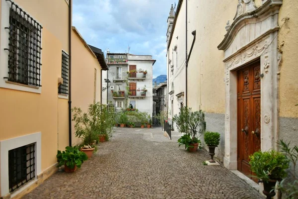 イタリアのアブルッツォ地方の中世の村 プラトラ ペリーナの古い石造りの家の間の狭い通り — ストック写真