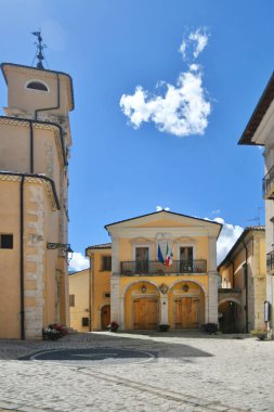 İtalya 'nın Abruzzo kentindeki bir ortaçağ köyü olan Barrea Belediye Binası..