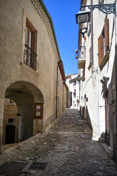 意大利Abruzzo地区的一个中世纪村庄Barrea的旧石屋之间的一条狭窄的街道 — 图库照片