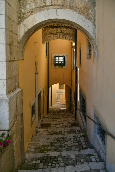 イタリアのアブルッツォ地方の中世の村 バレアの古い石造りの家の間の狭い通り — ストック写真